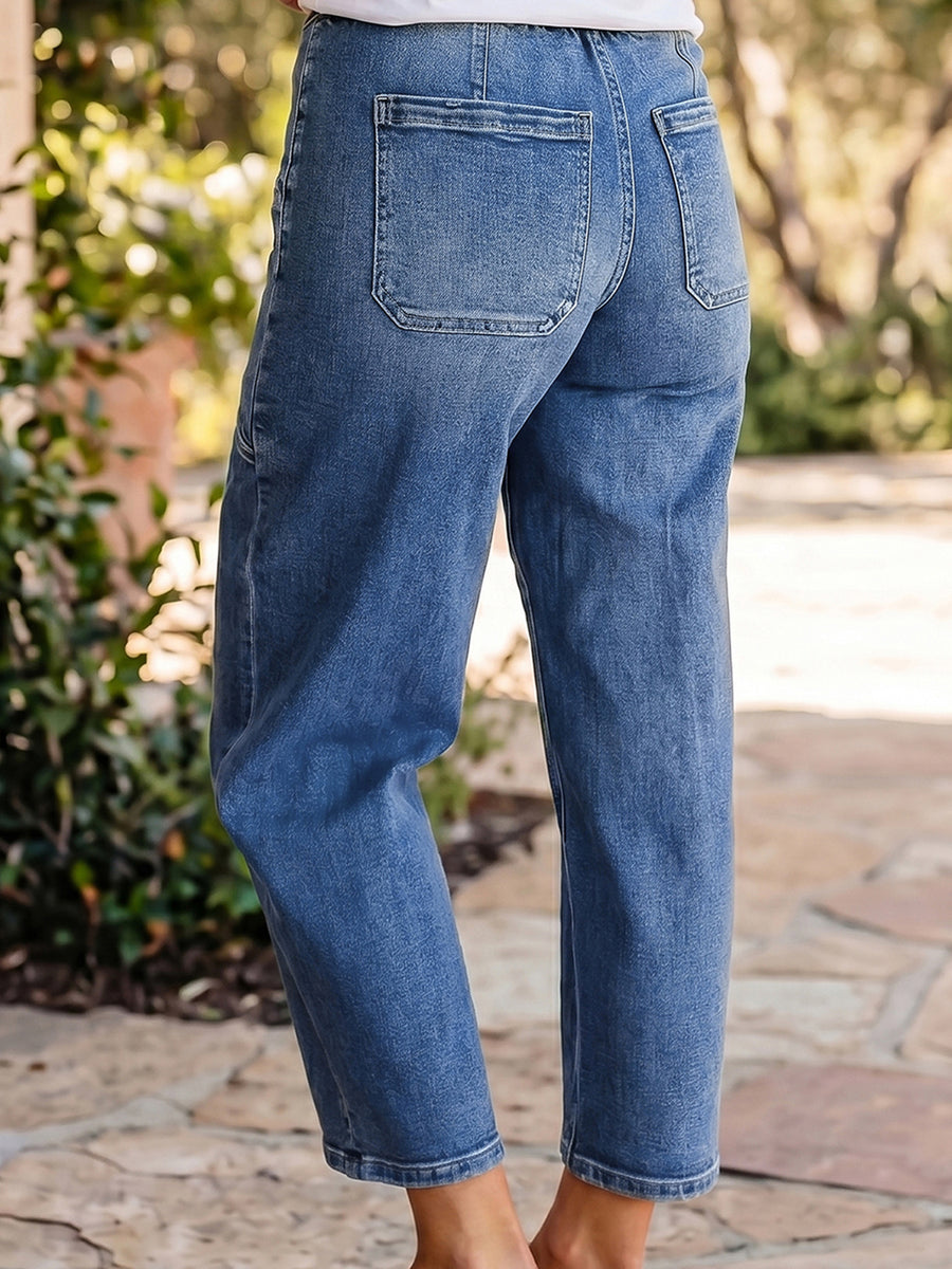 71% cotton, 27 jeans in medium blue with regular silhouette