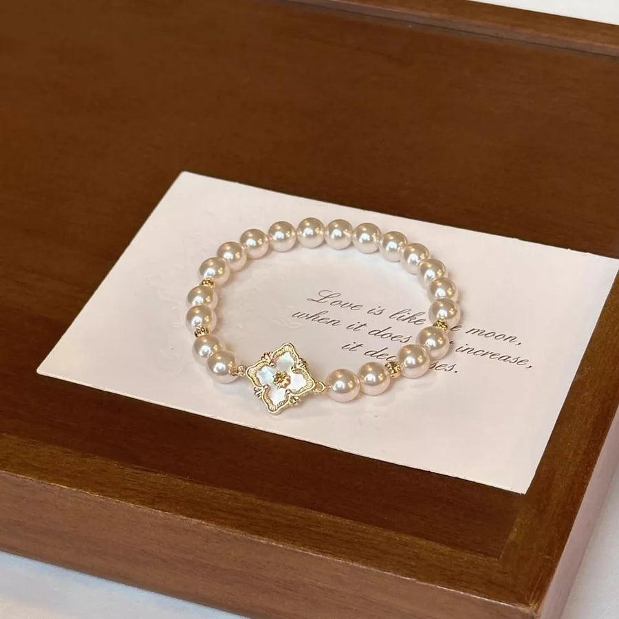 Synthetic Pearl,18K Gold-Plated,Alloy,White mother-of-pearl Care instructions: 1 bracelet in White with fitted silhouette