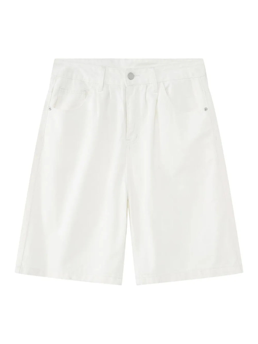 White pleated Bermuda shorts with button closure and front pockets.