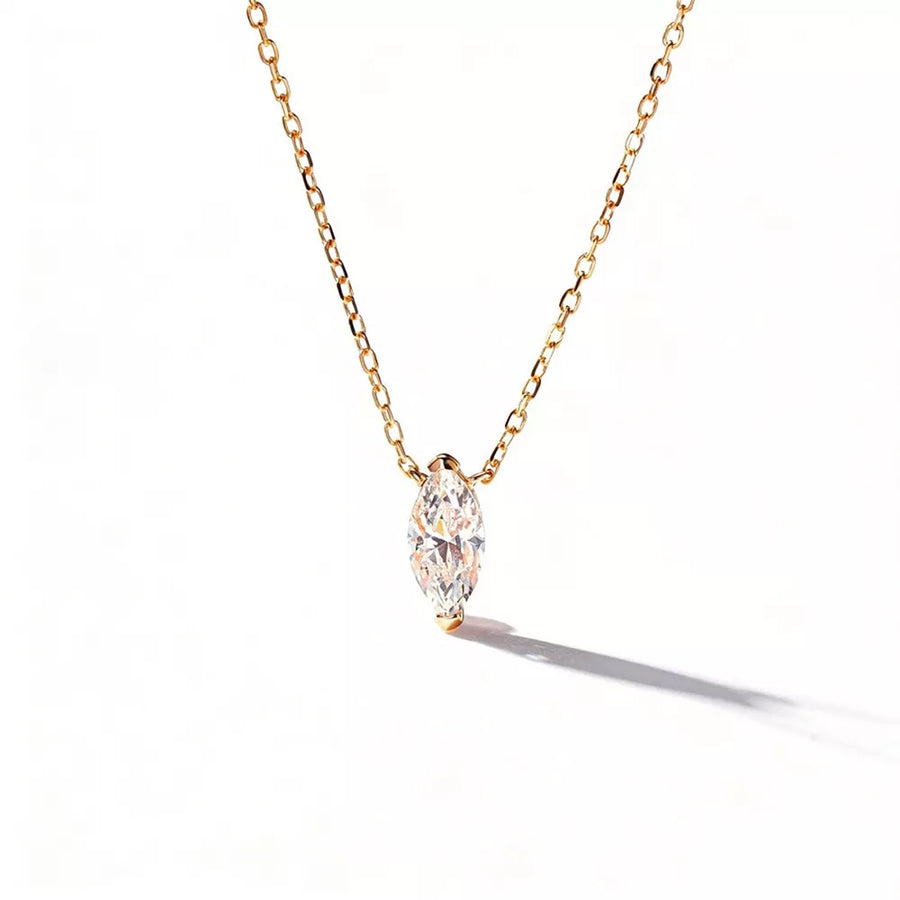 Gold necklace with 15.7 inches and clasp