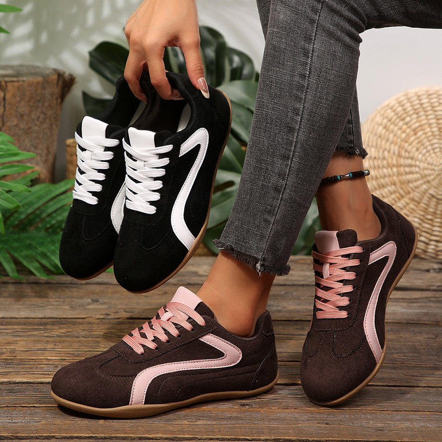 sneakers in black featuring round toe and regular fit