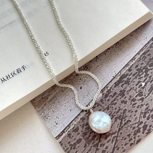 necklace in white with pearl pendant and choker