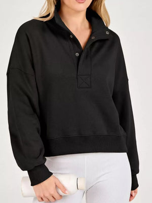 sweatshirt in black featuring dropped shoulder and relaxed fit