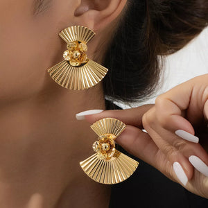 earrings in gold featuring 18K gold-plated and fan-shaped fit