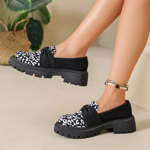 loafers in black featuring round toe and loafer fit