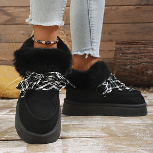black boots with ankle-length and lace-up