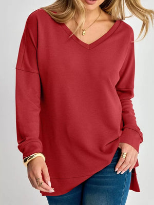 t-shirt in Black with side slit and hip-length