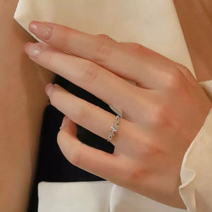 925 sterling silver,Moissanite Carat weight: 1ct Care instructions: Avoid wearin ring in clear with fitted silhouette