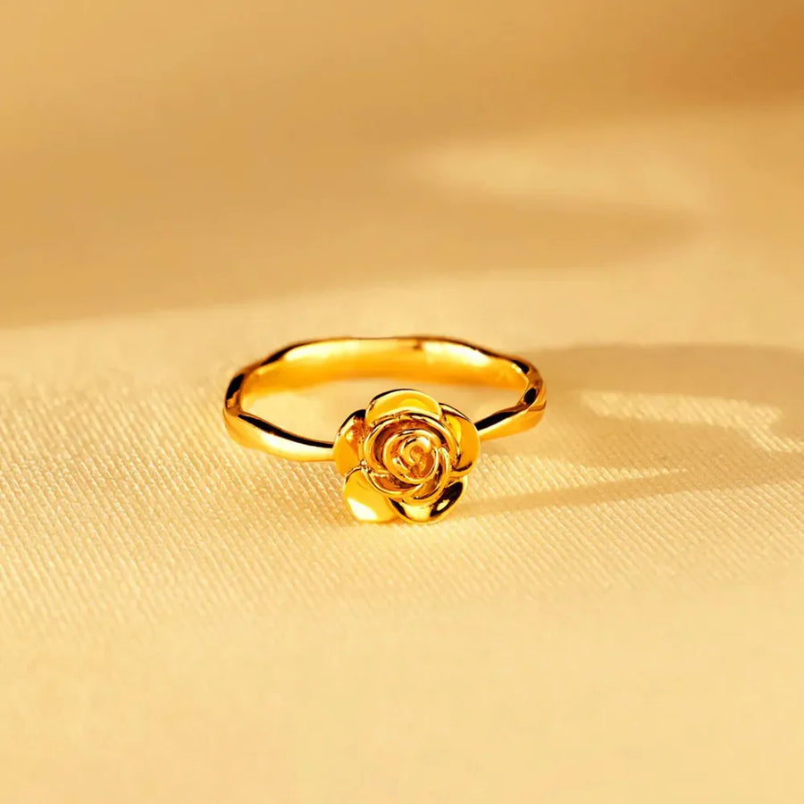 Gold ring with sculpted rosebud detail, 18K gold.