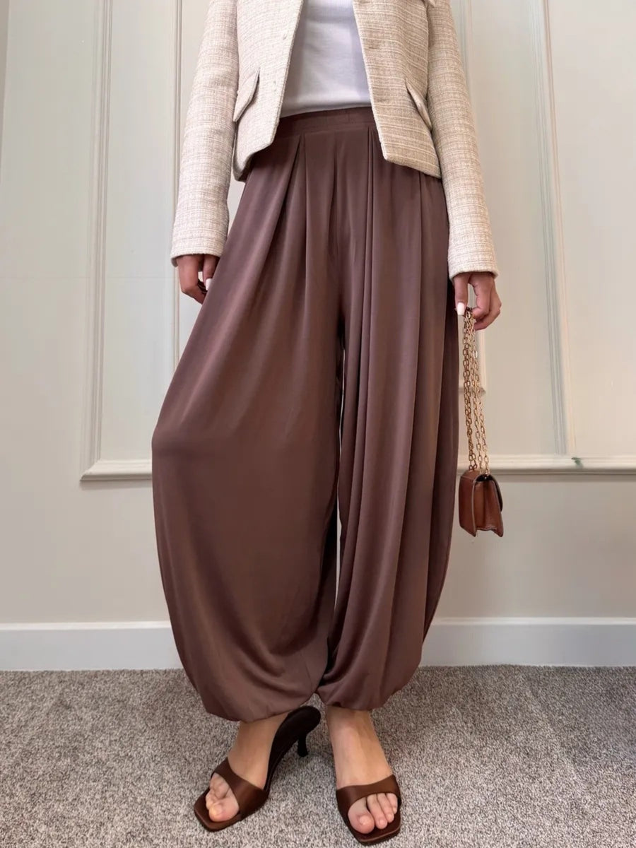 Drawstring Elastic-Waist High-Waisted Wide-Leg Pants in Black with pleated front