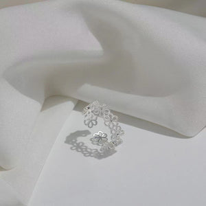 ring in silver featuring adjustable and fitted fit