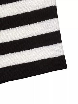 Black fitted pullover sweater with crew neck