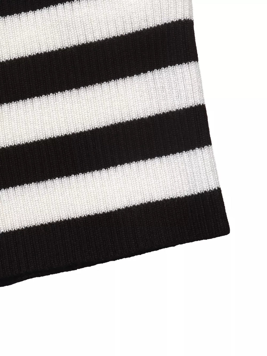 Black fitted pullover sweater with crew neck