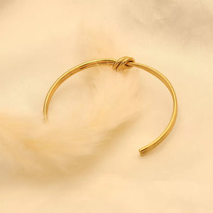 Gold with bracelet with knot detail 10