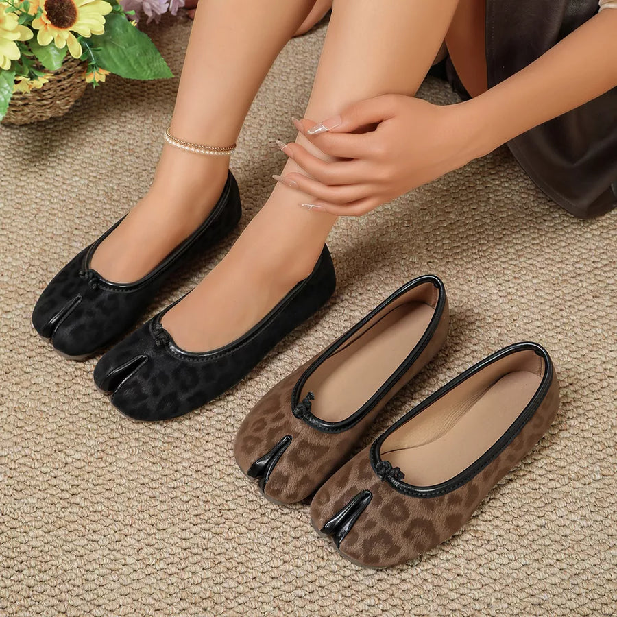 flats in black featuring split-toe and regular fit