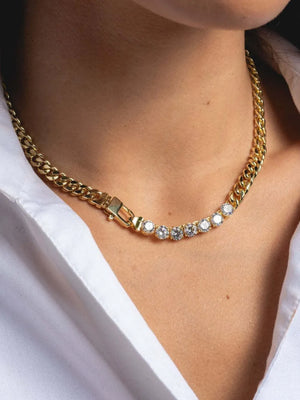 necklace in gold featuring 18K gold-plated and straight fit