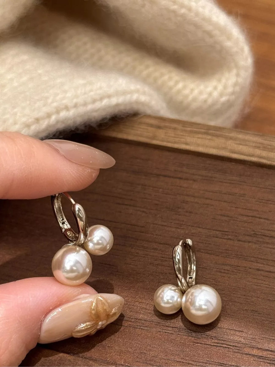 earrings in silver with pearl accent and short