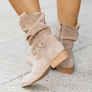 boots in black with low heels and mid-calf