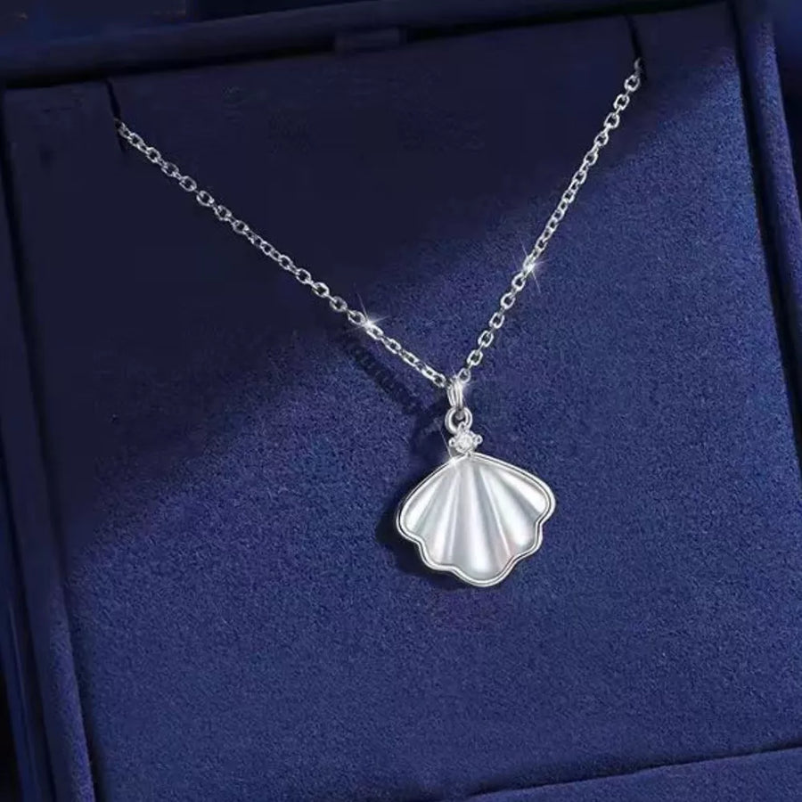 necklace in silver with shell pendant and collarbone length