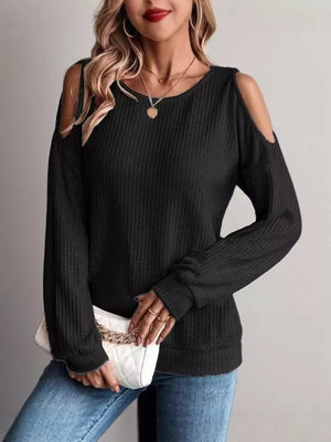 t-shirt in black featuring waffle-knit and relaxed fit