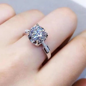 ring in silver featuring 2 carat moissanite and fitted fit