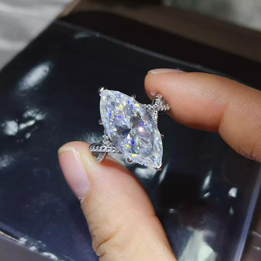 Platinum-Plated,925 sterling silver,Moissanite Carat weight: 10CT Care instructi ring in silver with statement silhouette