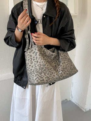 charcoal tote featuring shoulder strap and leopard