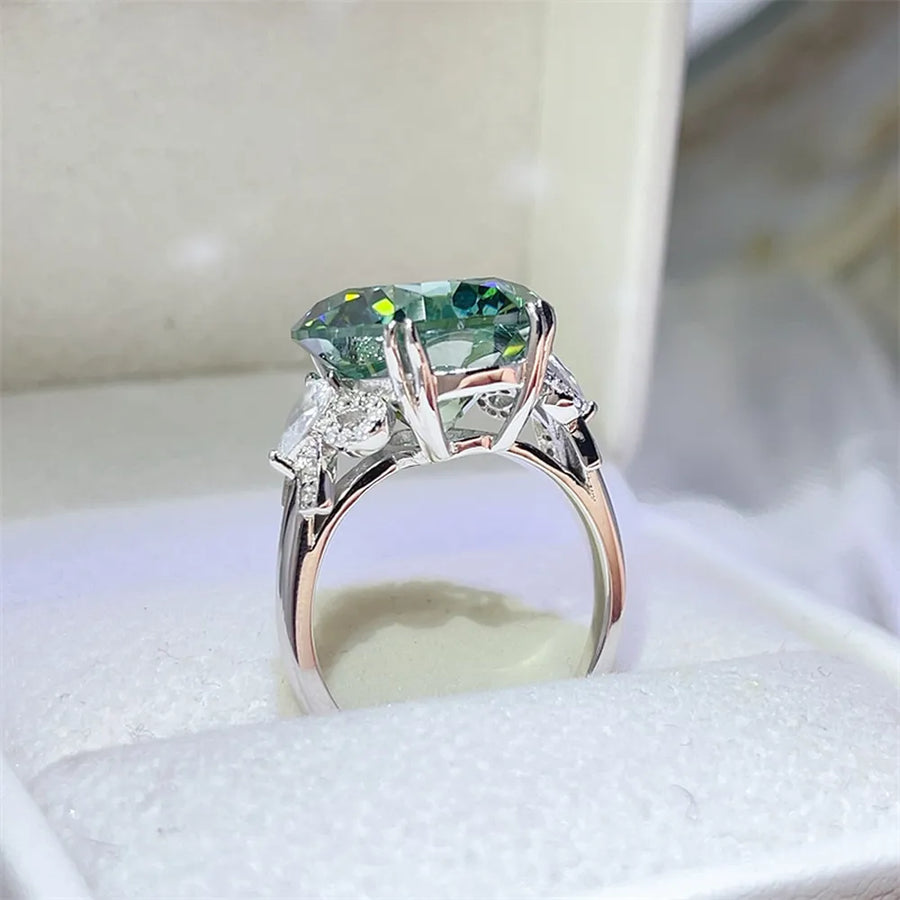 10 Carat 925 Sterling Silver Cocktail Ring in Green with large gemstone