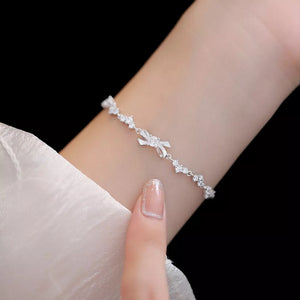bracelet in silver featuring bow detail and straight fit