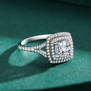 925 sterling silver,Moissanite Carat weight: 5ct Care instructions: Avoid wearin ring in Silver with regular silhouette