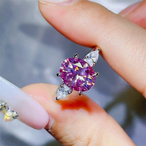 Platinum-plated, 925 sterling silver, Moissanite, Zircon (accent stones) Carat w ring in silver with three-stone silhouette