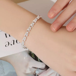 bracelet in silver featuring interlocking links and fitted fit