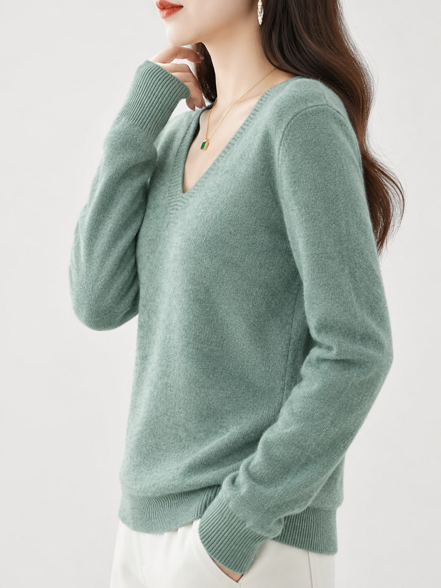 Black v-neck sweater with ribbed and long sleeve