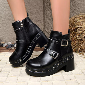 boots in black featuring block heel and fitted fit