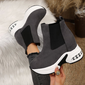 boots in black with platform sole and ankle-length