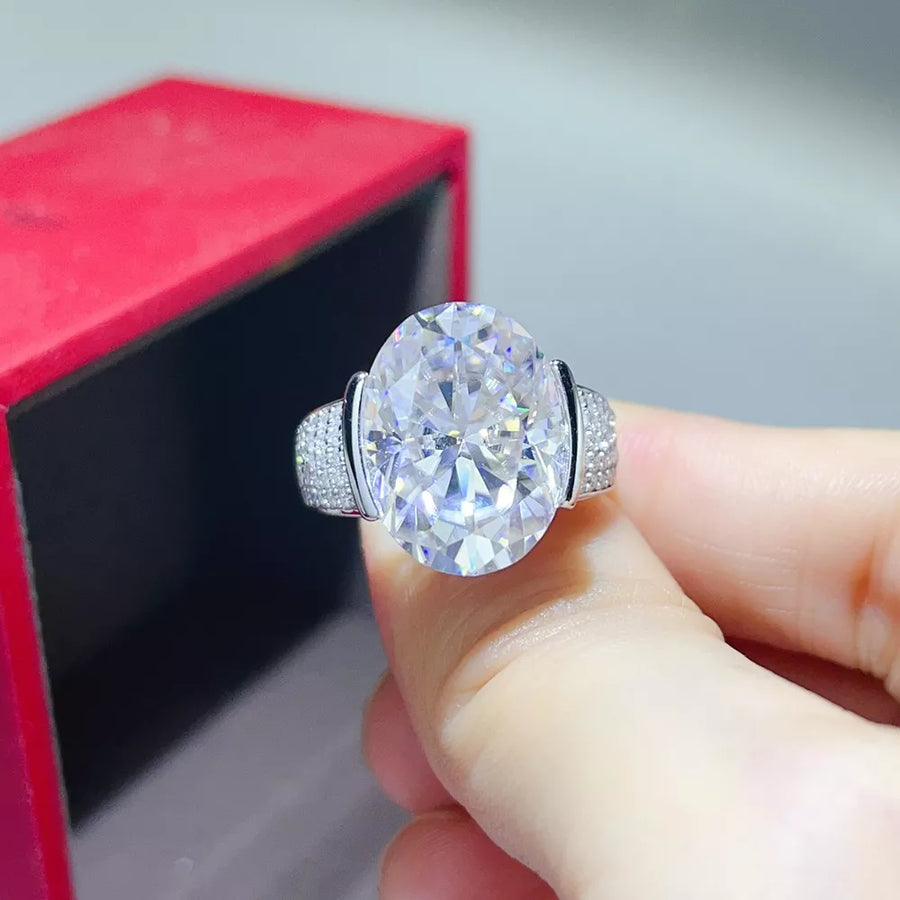 10 Carat Moissanite 925 Sterling Silver Oval Cut Ring in clear with oval cut stone