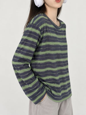 t-shirt in Black-Striped with side slit and hip-length