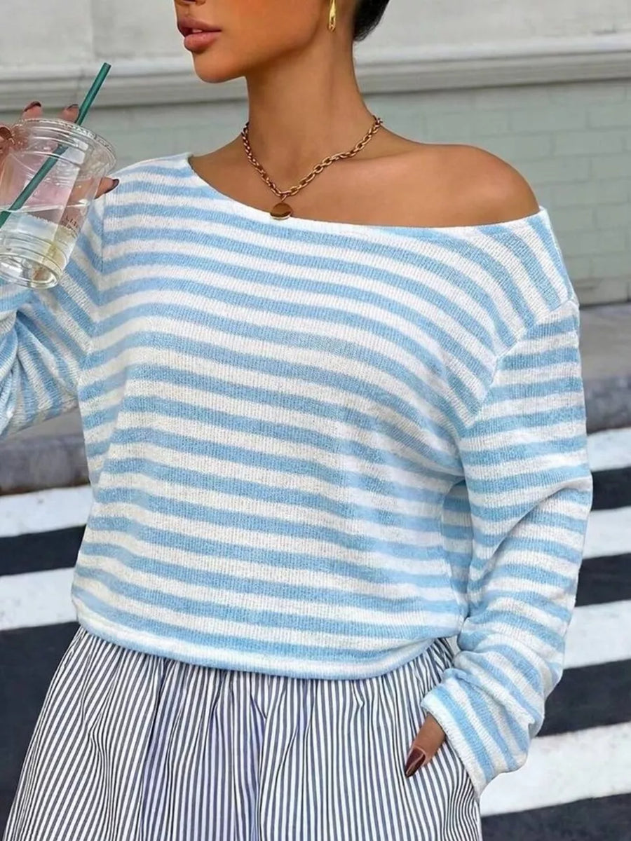 t-shirt in black with stretch and cropped