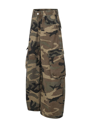 dark green cargo pants featuring pocketed and camo