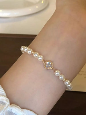 Synthetic Pearl,Alloy Care instructions: 1 bracelet in gold with chain silhouette