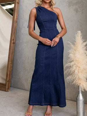 95%cotton, 5%spandex Care instructions: Machine wash cold maxi dress in indigo with slim silhouette