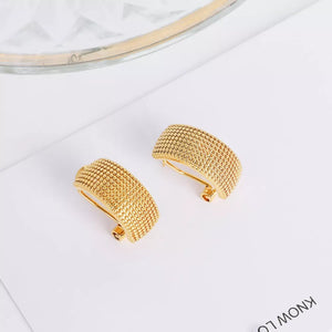 earrings in gold featuring textured and hoop fit