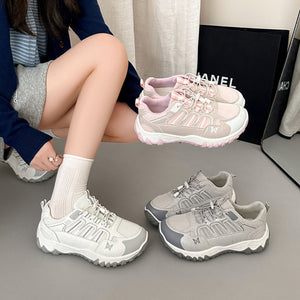 sneakers in white featuring round toe and regular fit