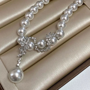 necklace in White with pearls and choker