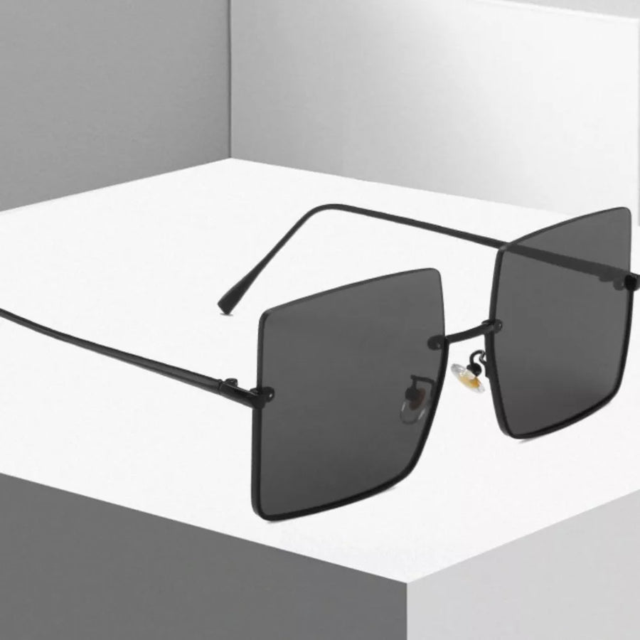metal Frame material: Metal Lens material: Polycarbonate Temple material: Metal sunglasses in gold with square silhouette