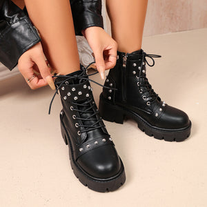 boots in black featuring round toe and fitted fit