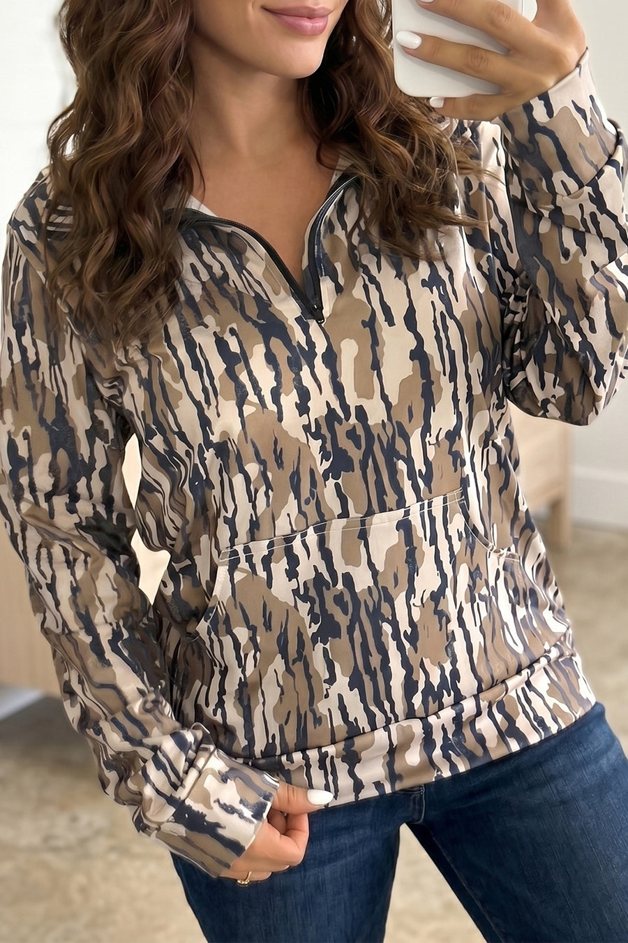 sweatshirt in beige with camo and pocketed