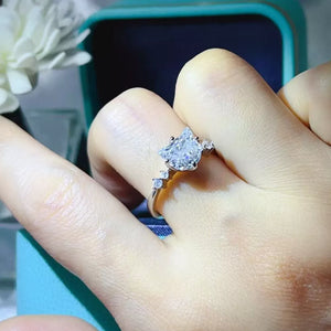ring in silver featuring pear-shaped stone and fitted fit