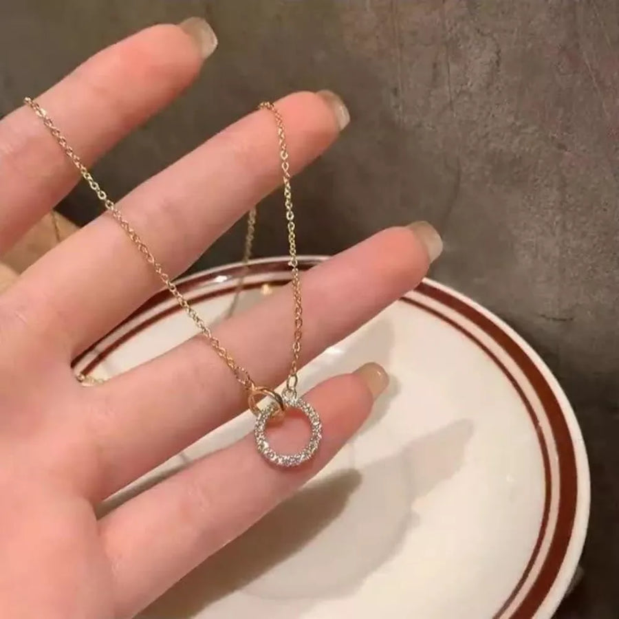 necklace in gold featuring pendant and regular fit