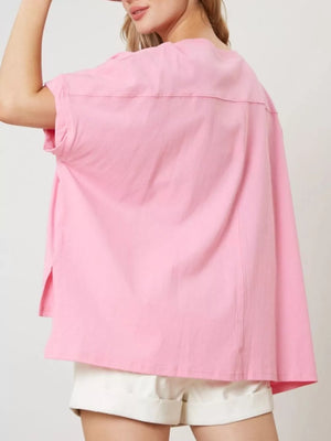 Pink polyester t-shirt with short sleeves and side slits, featuring a relaxed fit.